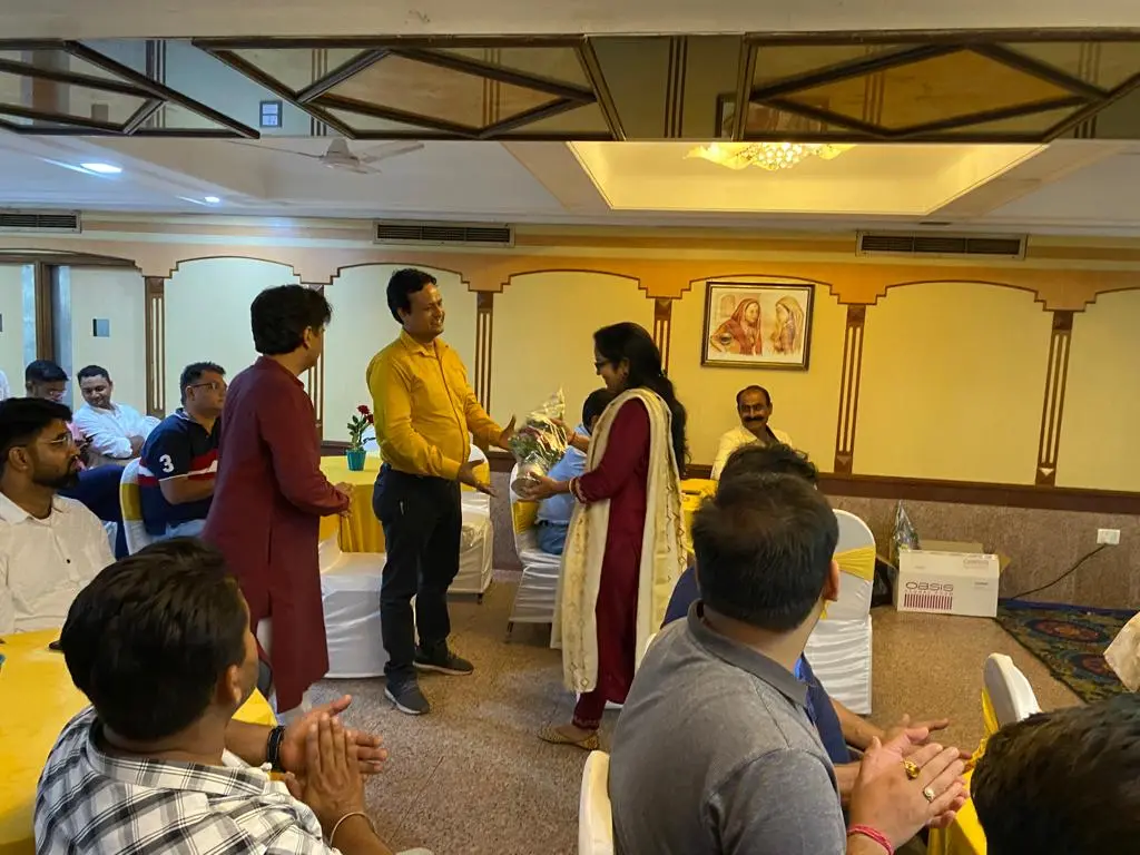 A welcome exchange between organisers ahead of the session.