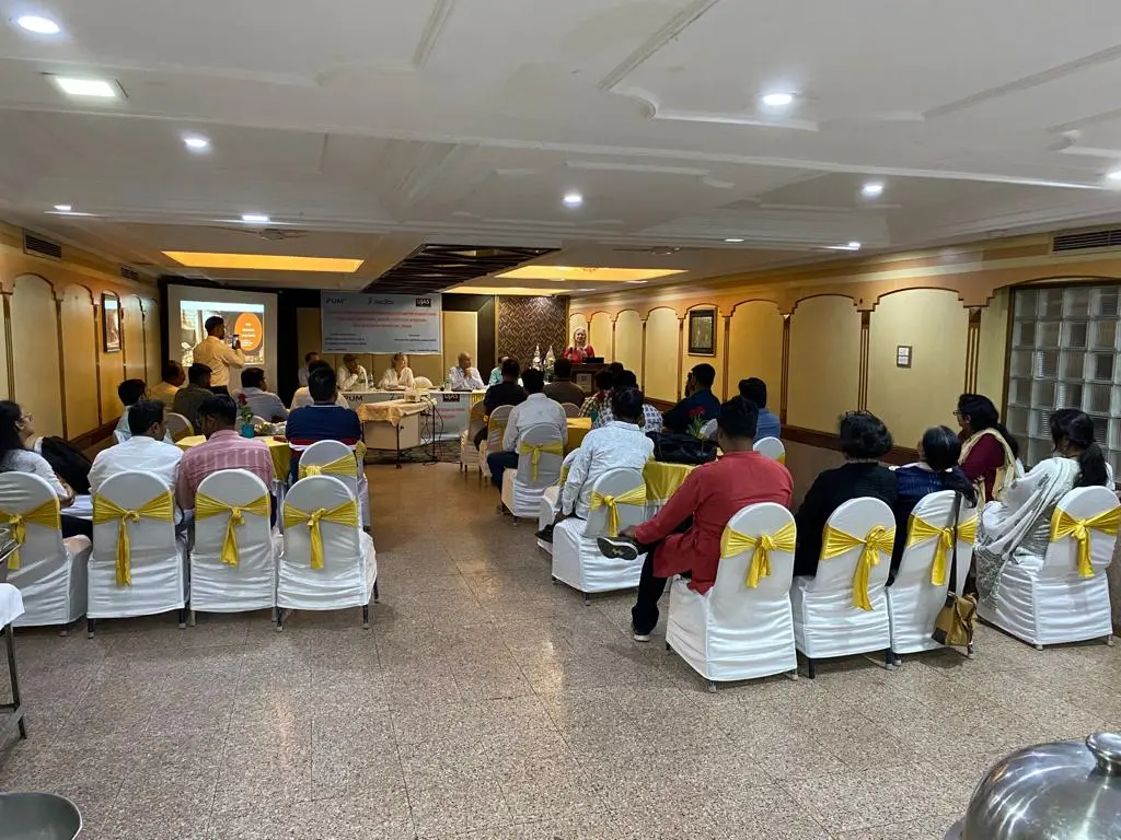 Manufacturers and artisans in the audience, following the presentation.